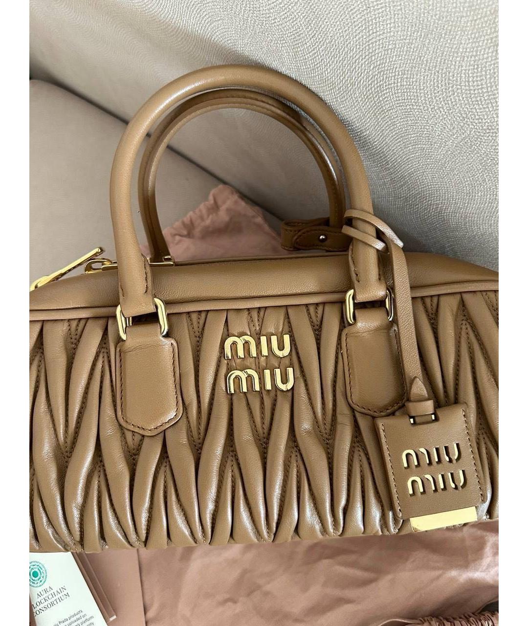 MIU MIU Бежевая кожаная сумка с короткими ручками, фото 3