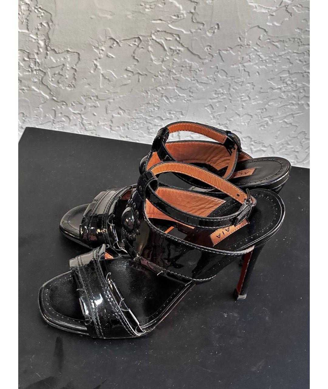 ALAIA Черные босоножки из лакированной кожи, фото 3