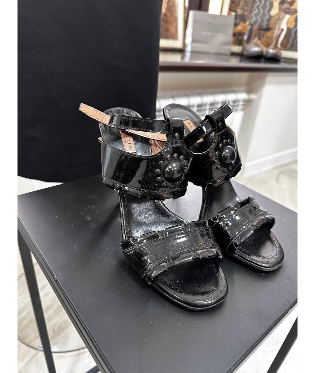 ALAIA Черные босоножки из лакированной кожи, фото 6