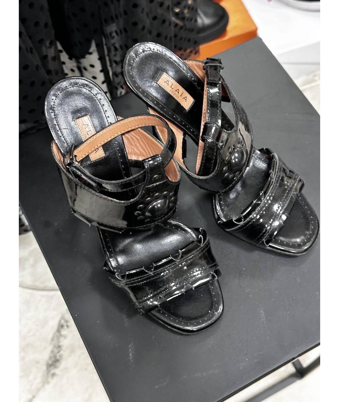 ALAIA Черные босоножки из лакированной кожи, фото 2