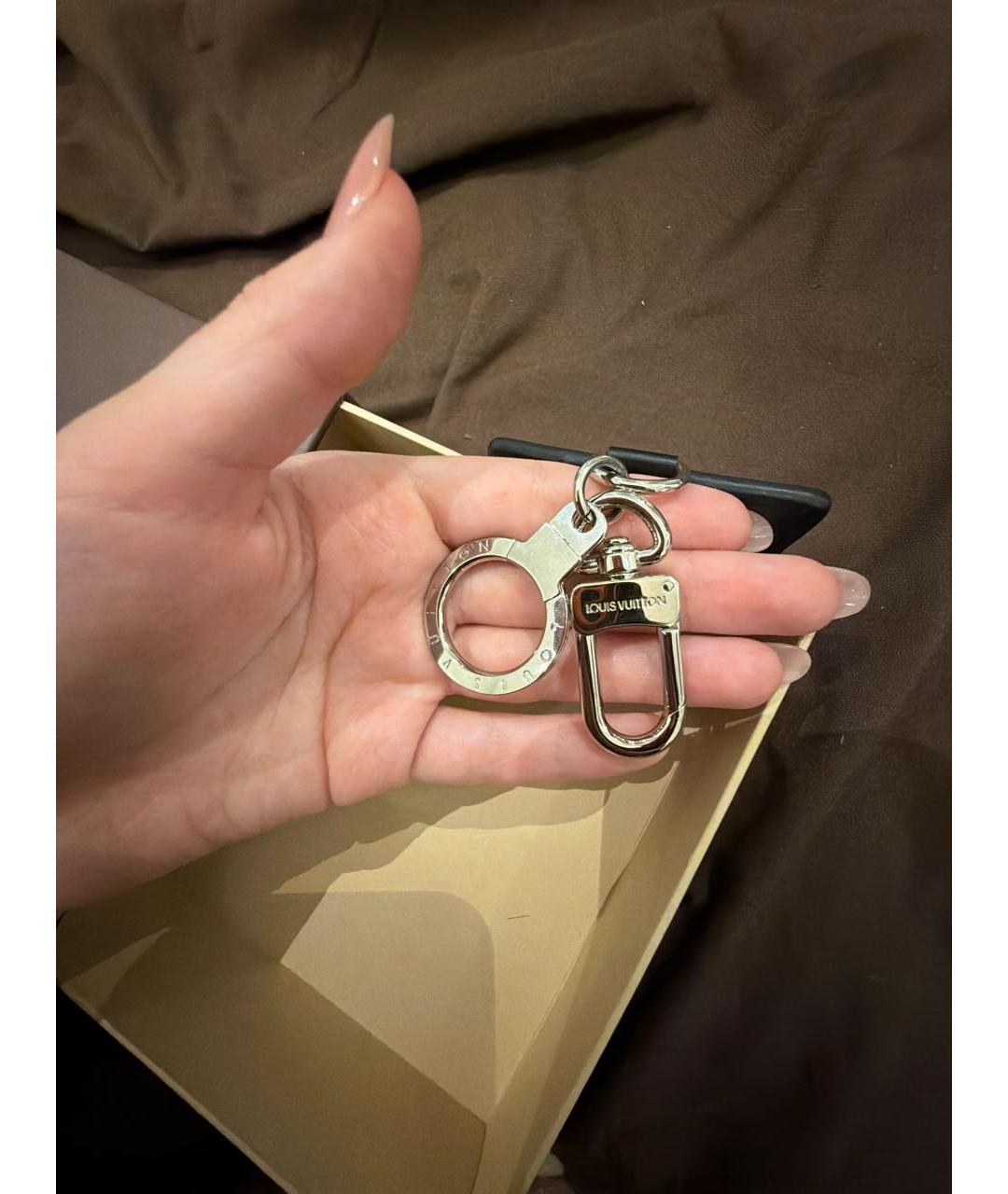 LOUIS VUITTON Серебрянный брелок, фото 4