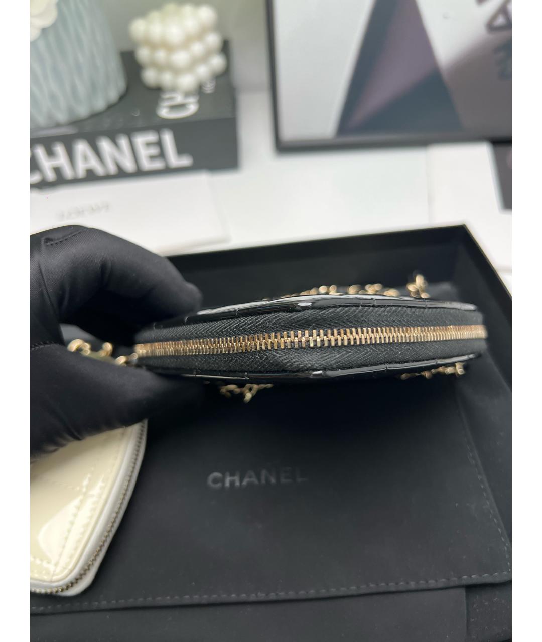 CHANEL Черная сумка через плечо из лакированной кожи, фото 4