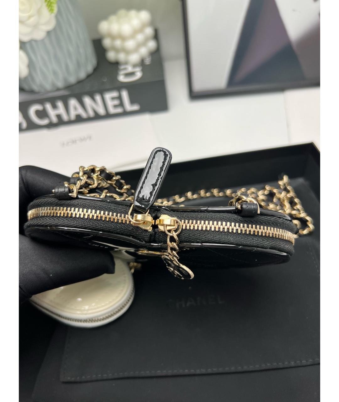 CHANEL Черная сумка через плечо из лакированной кожи, фото 6