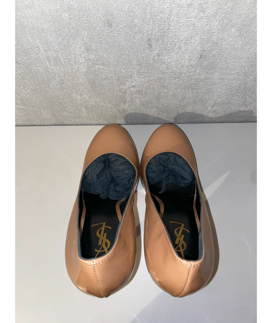SAINT LAURENT Бежевые туфли из лакированной кожи, фото 3