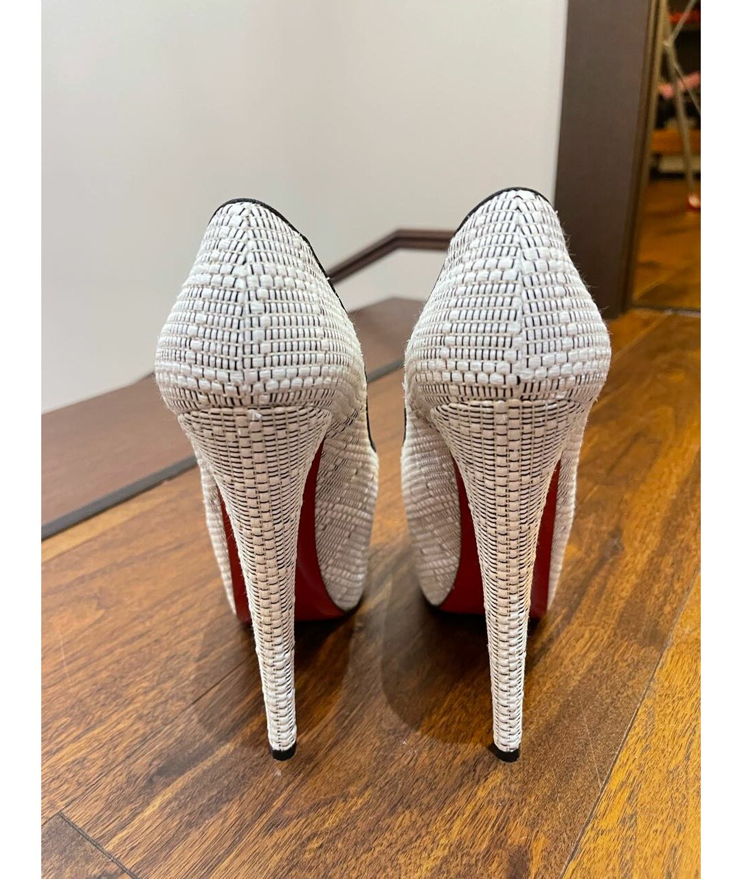 CHRISTIAN LOUBOUTIN Белые текстильные туфли, фото 4