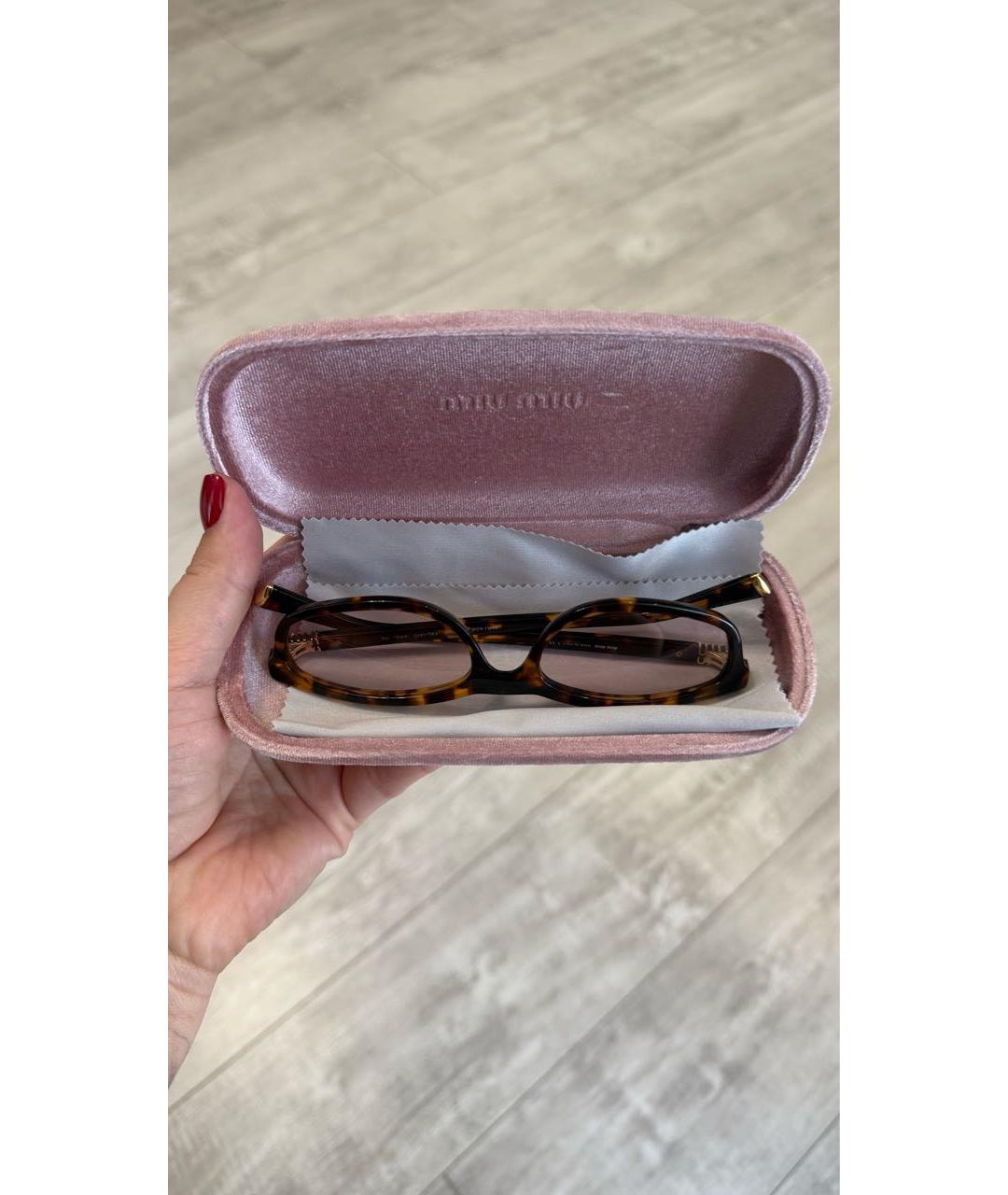 MIU MIU Коричневые пластиковые солнцезащитные очки, фото 4