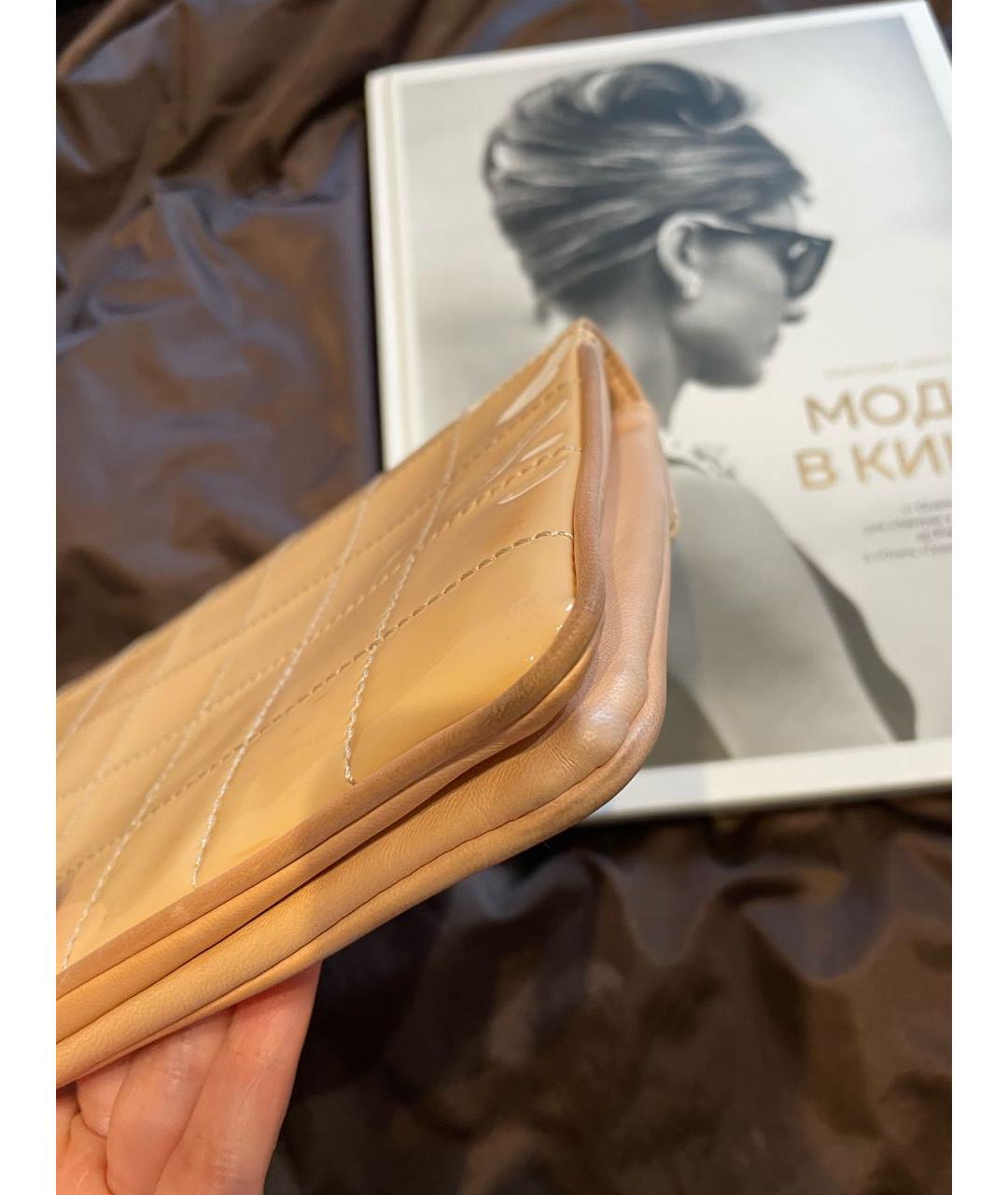 CHANEL Бежевая сумка через плечо из лакированной кожи, фото 5