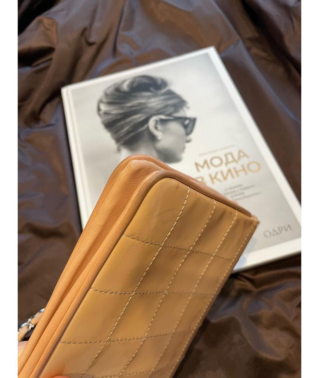 CHANEL Бежевая сумка через плечо из лакированной кожи, фото 2