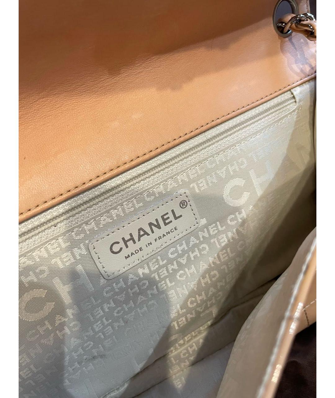 CHANEL Бежевая сумка через плечо из лакированной кожи, фото 4