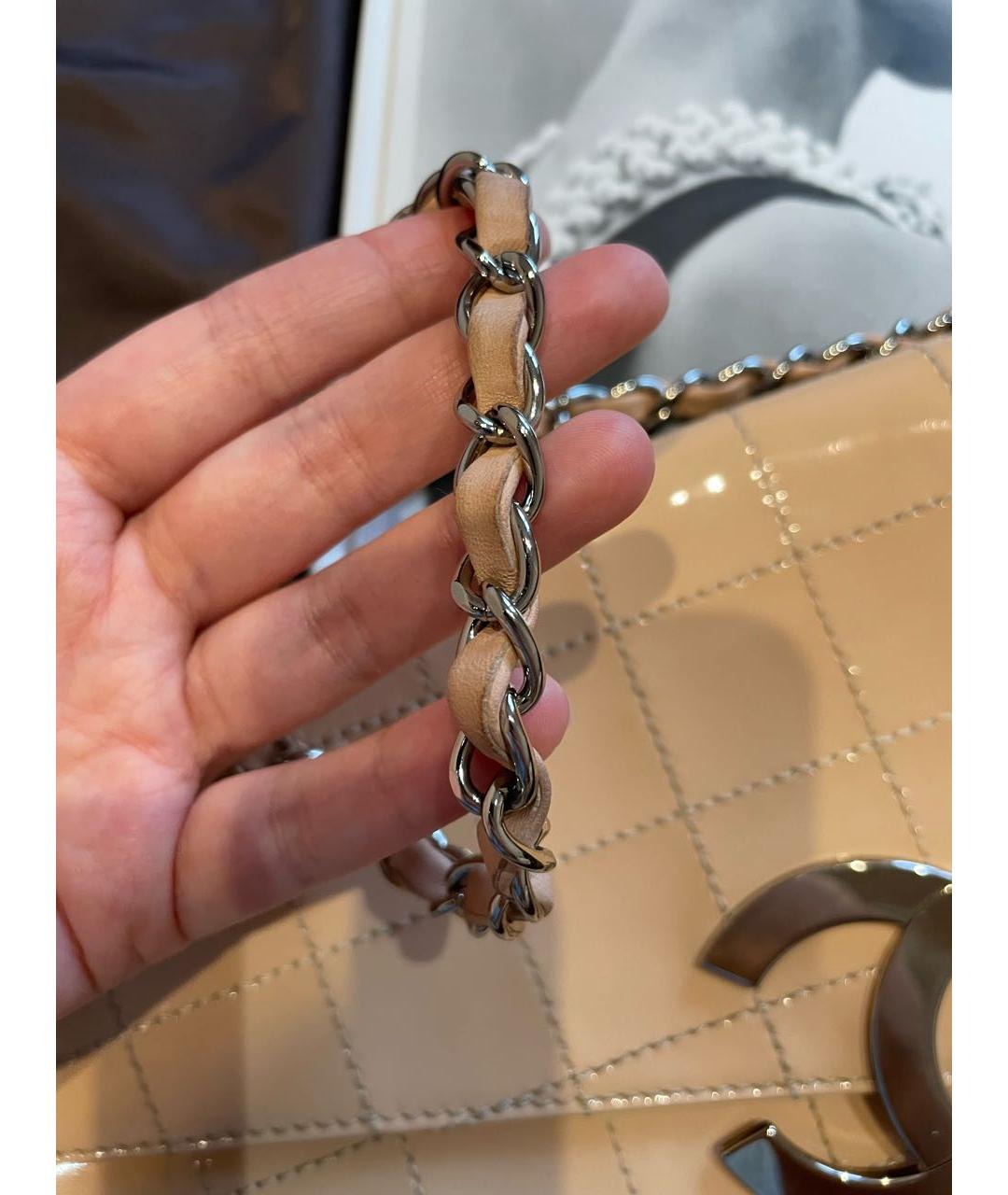 CHANEL Бежевая сумка через плечо из лакированной кожи, фото 6