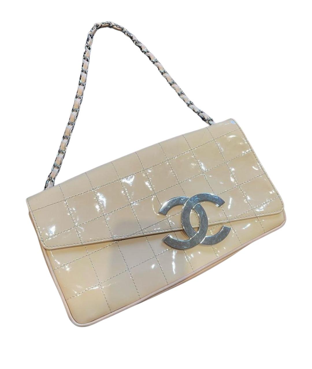 CHANEL Бежевая сумка через плечо из лакированной кожи, фото 1
