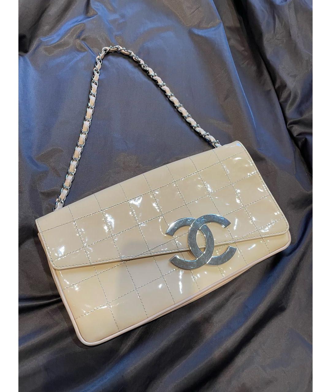 CHANEL Бежевая сумка через плечо из лакированной кожи, фото 8