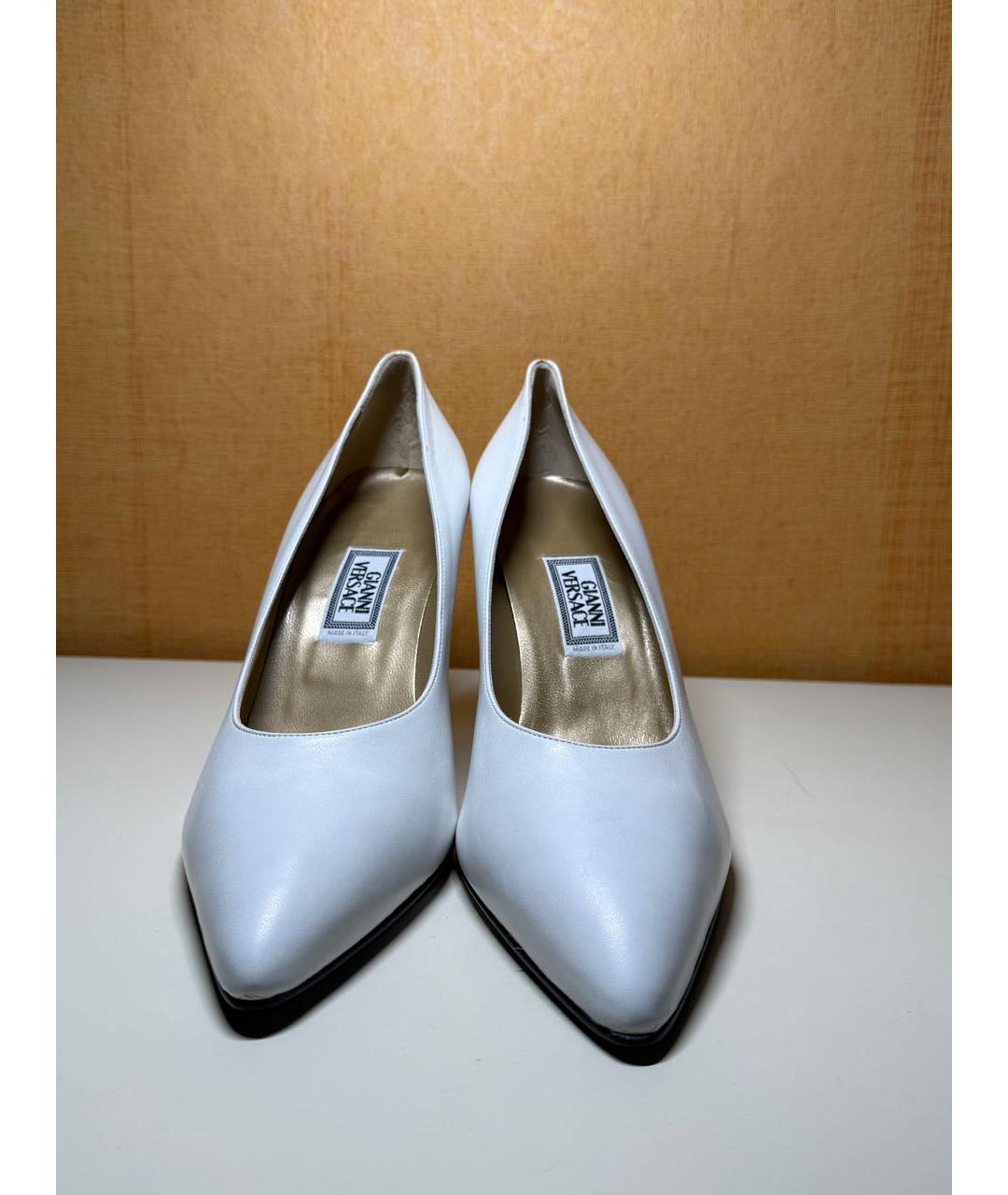 VERSACE Белые кожаные туфли, фото 2