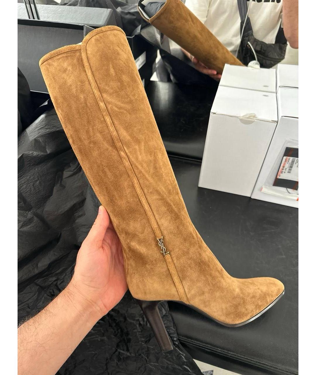 SAINT LAURENT Коричневые бархатные сапоги, фото 2