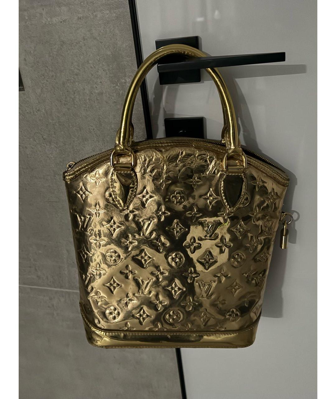 LOUIS VUITTON Золотая кожаная сумка с короткими ручками, фото 5