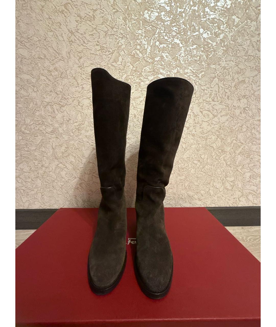 FERRAGAMO Коричневые замшевые сапоги, фото 2