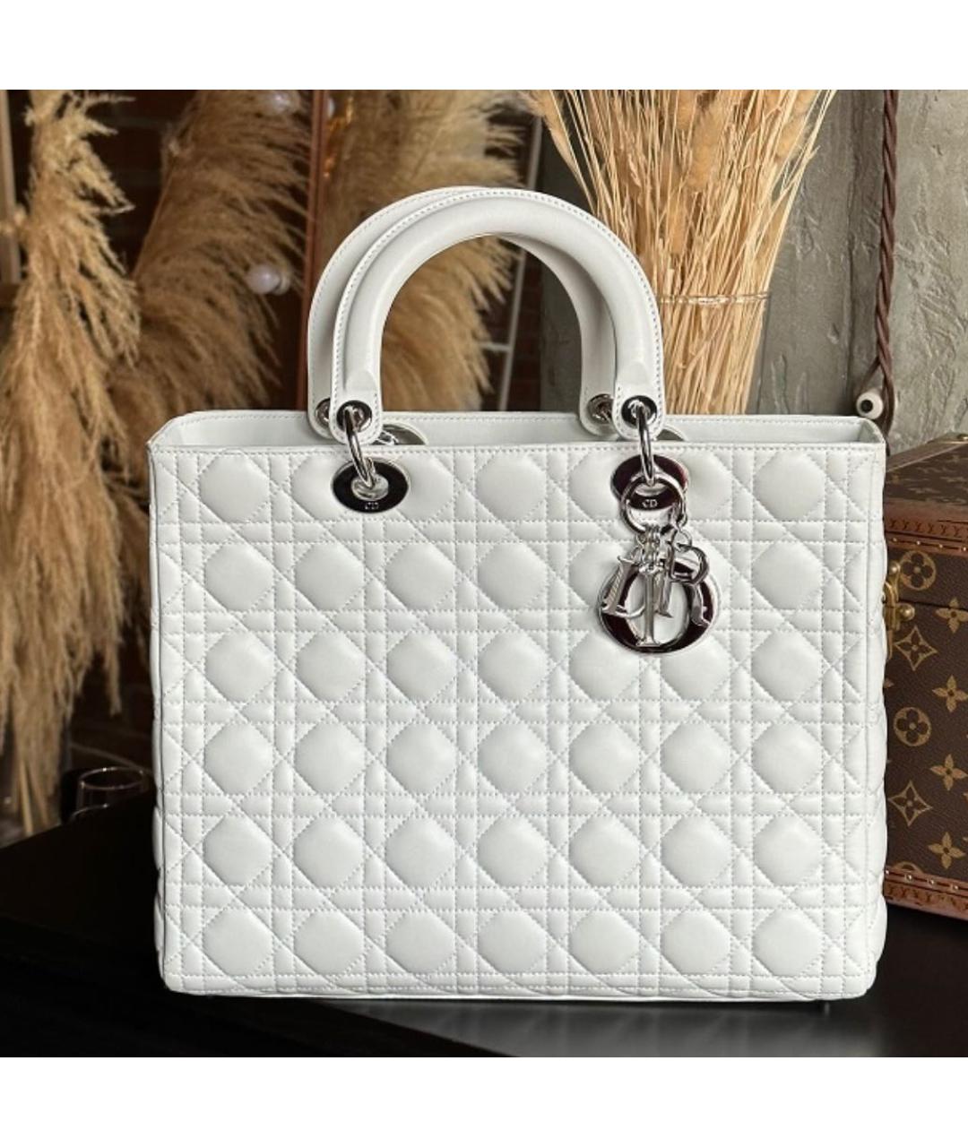 CHRISTIAN DIOR Белая сумка с короткими ручками из лакированной кожи, фото 2