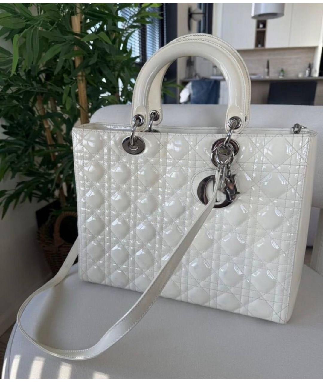 CHRISTIAN DIOR Белая сумка с короткими ручками из лакированной кожи, фото 3