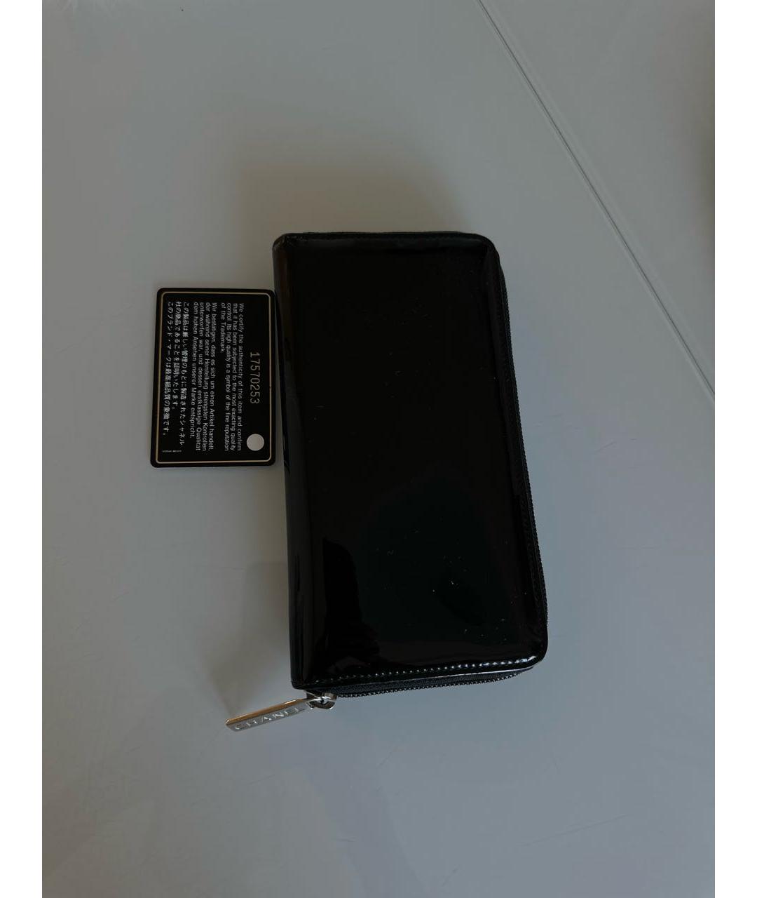 CHANEL Черный кошелек из лакированной кожи, фото 2