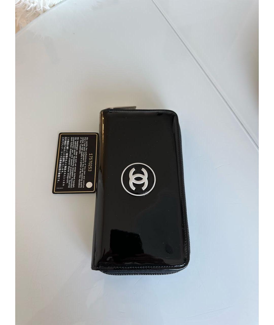 CHANEL Черный кошелек из лакированной кожи, фото 5