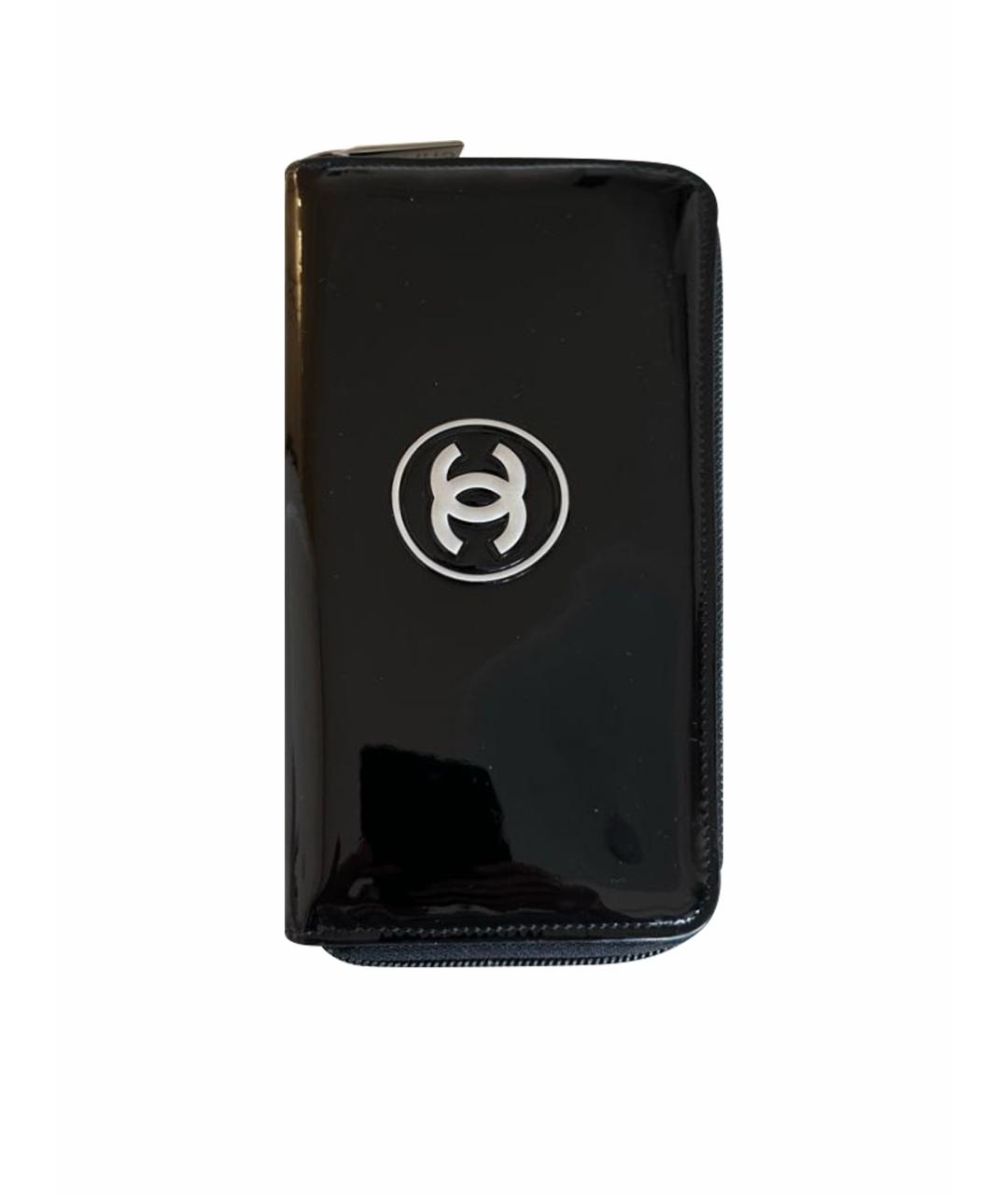 CHANEL Черный кошелек из лакированной кожи, фото 1