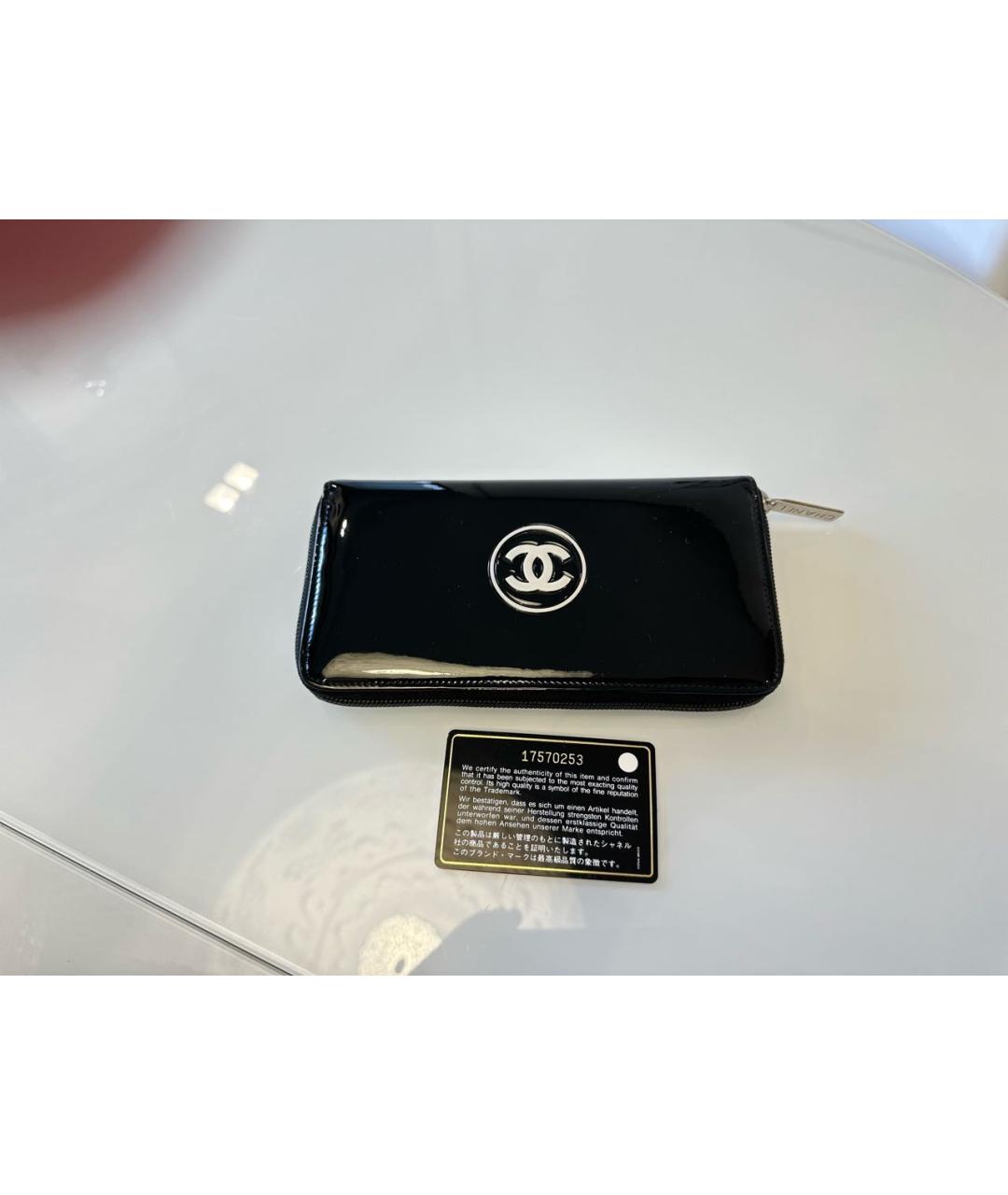 CHANEL Черный кошелек из лакированной кожи, фото 3