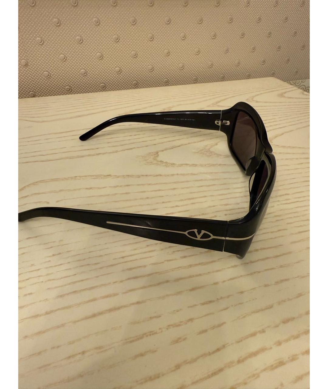 VALENTINO Черные пластиковые солнцезащитные очки, фото 2