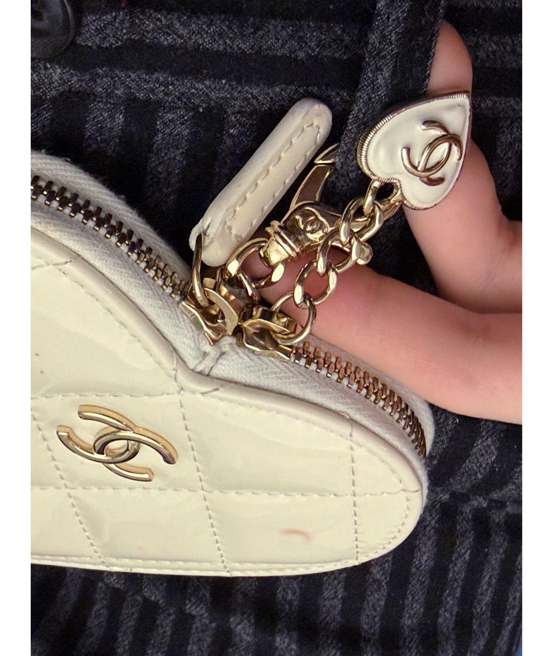 CHANEL Бежевая сумка с короткими ручками из лакированной кожи, фото 6