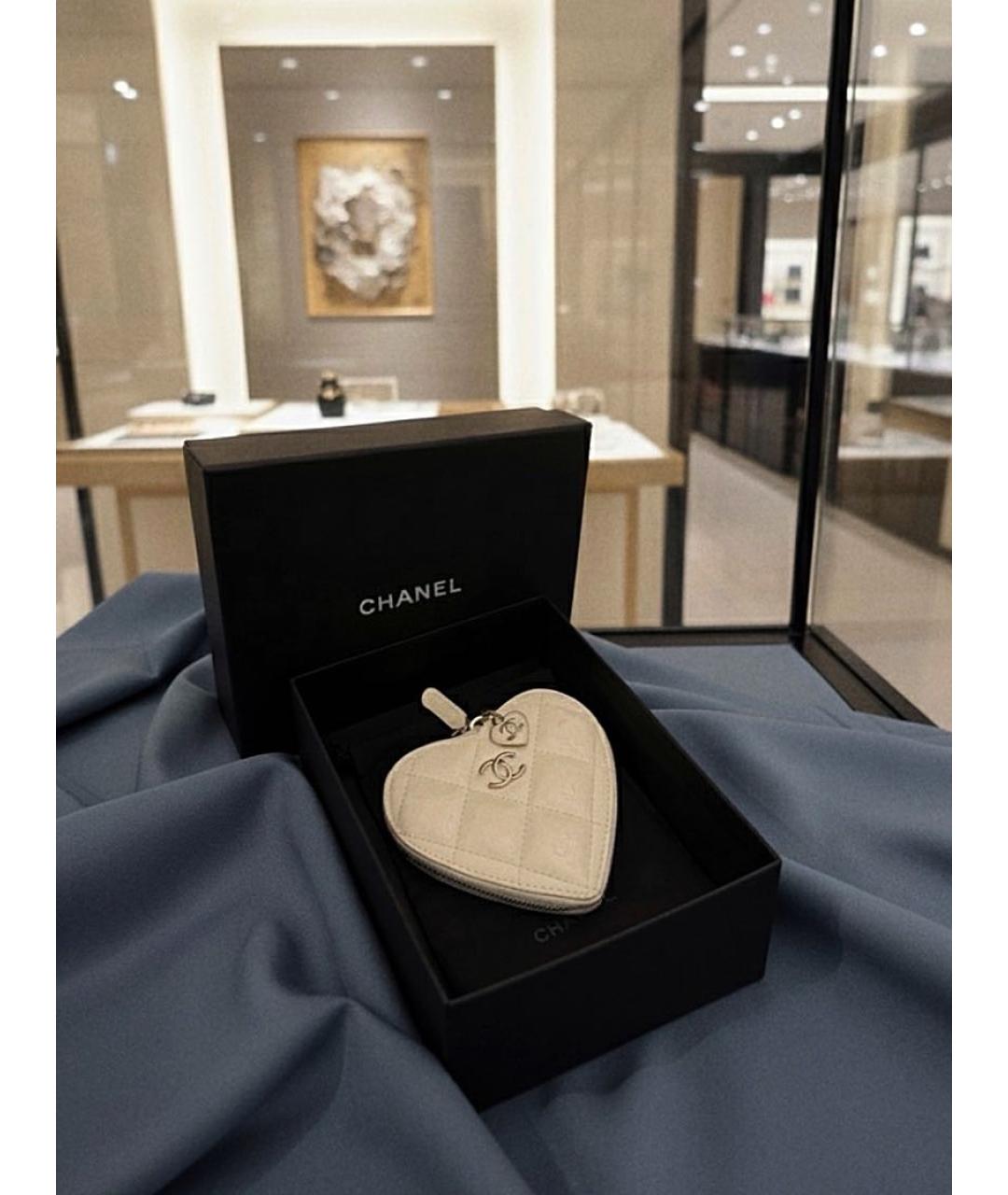 CHANEL Бежевая сумка с короткими ручками из лакированной кожи, фото 2