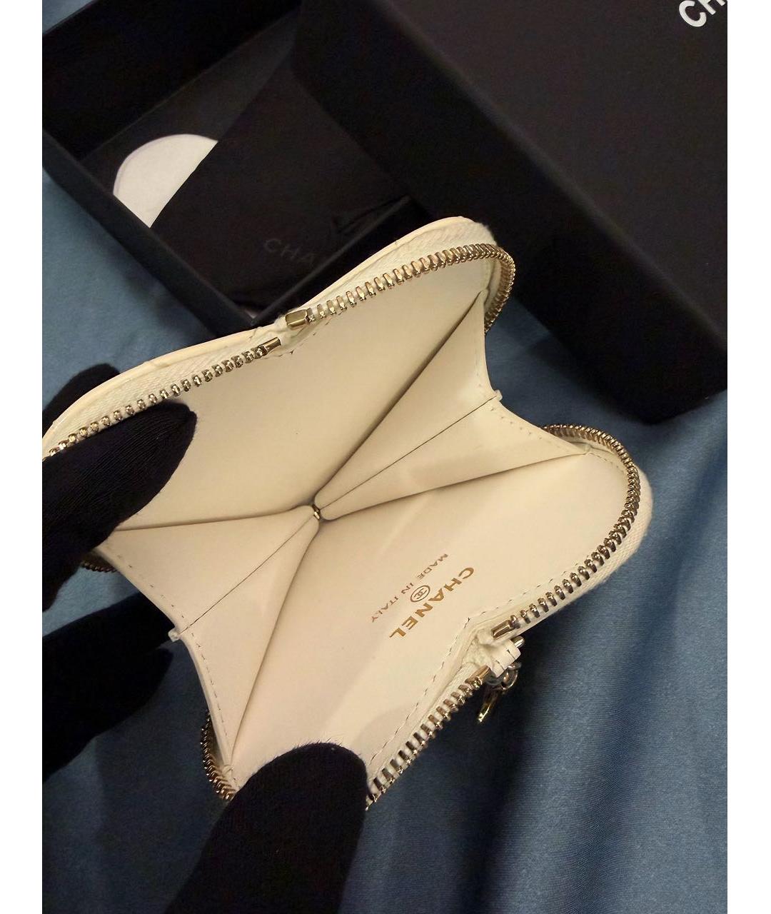 CHANEL Бежевая сумка с короткими ручками из лакированной кожи, фото 4