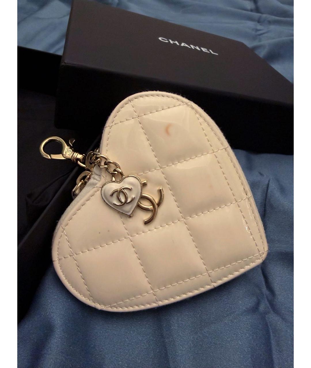 CHANEL Бежевая сумка с короткими ручками из лакированной кожи, фото 3