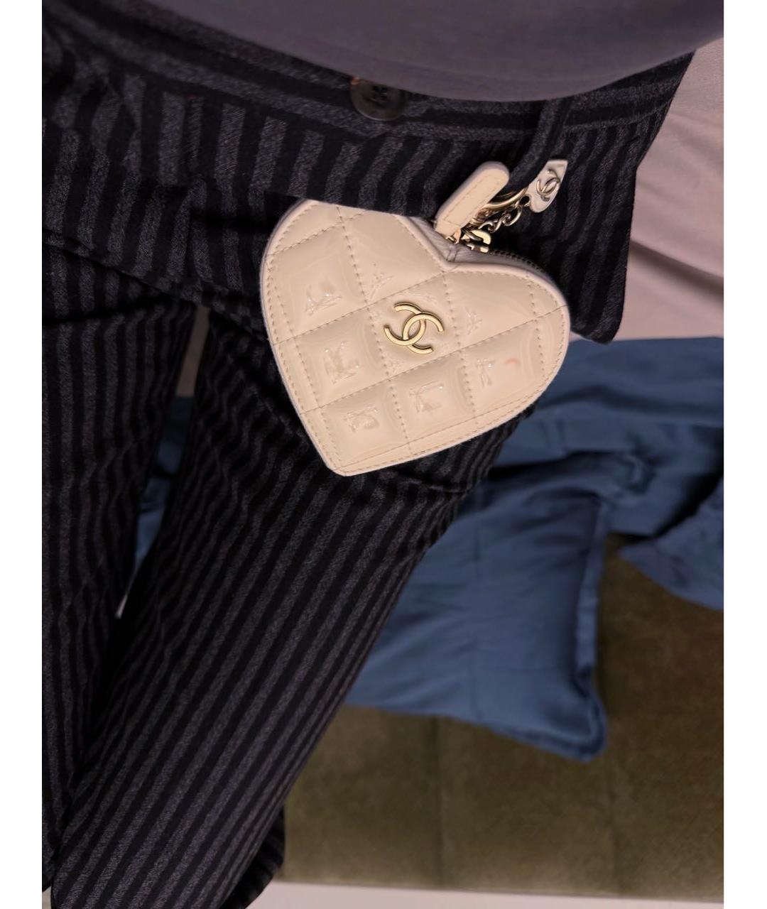 CHANEL Бежевая сумка с короткими ручками из лакированной кожи, фото 5