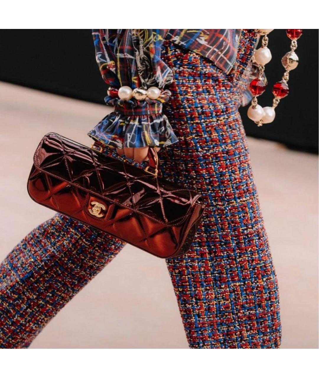 CHANEL Бордовая сумка с короткими ручками из лакированной кожи, фото 2