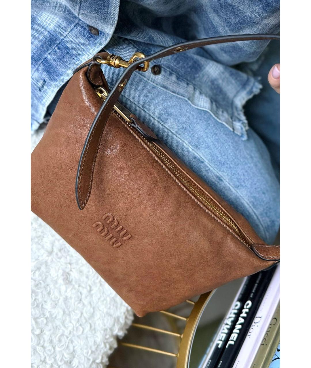 MIU MIU Коричневая кожаная сумка с короткими ручками, фото 2