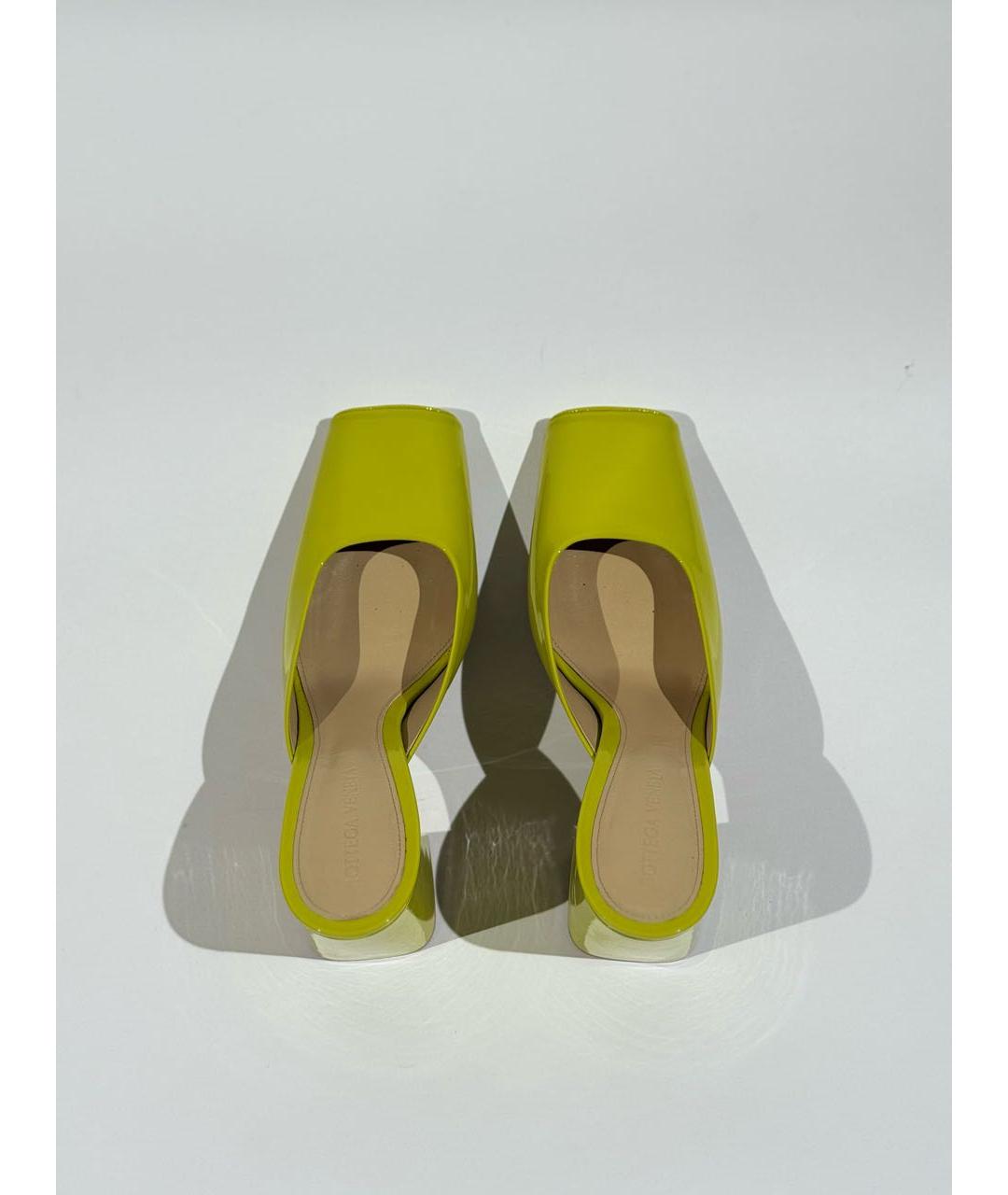 BOTTEGA VENETA Желтые мюли из лакированной кожи, фото 3