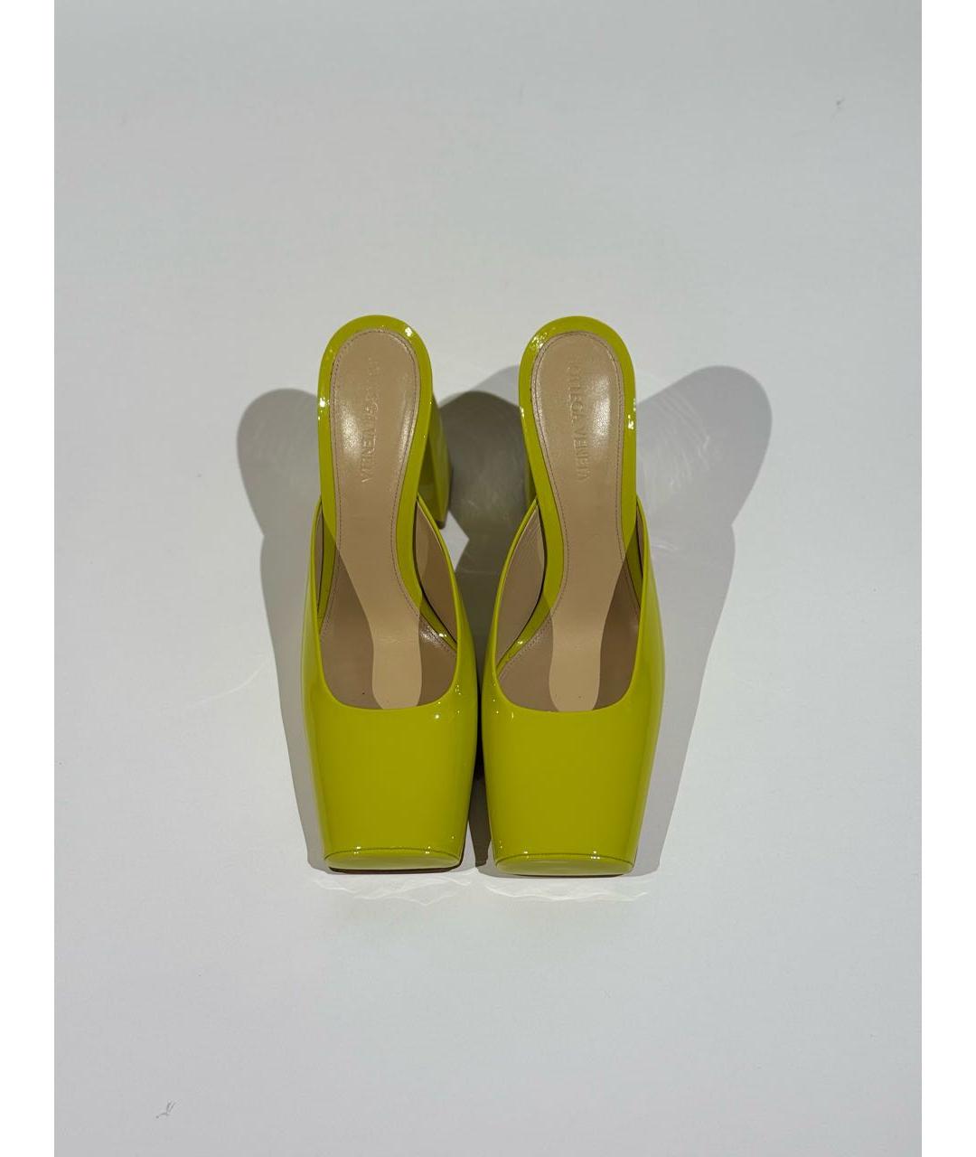 BOTTEGA VENETA Желтые мюли из лакированной кожи, фото 2