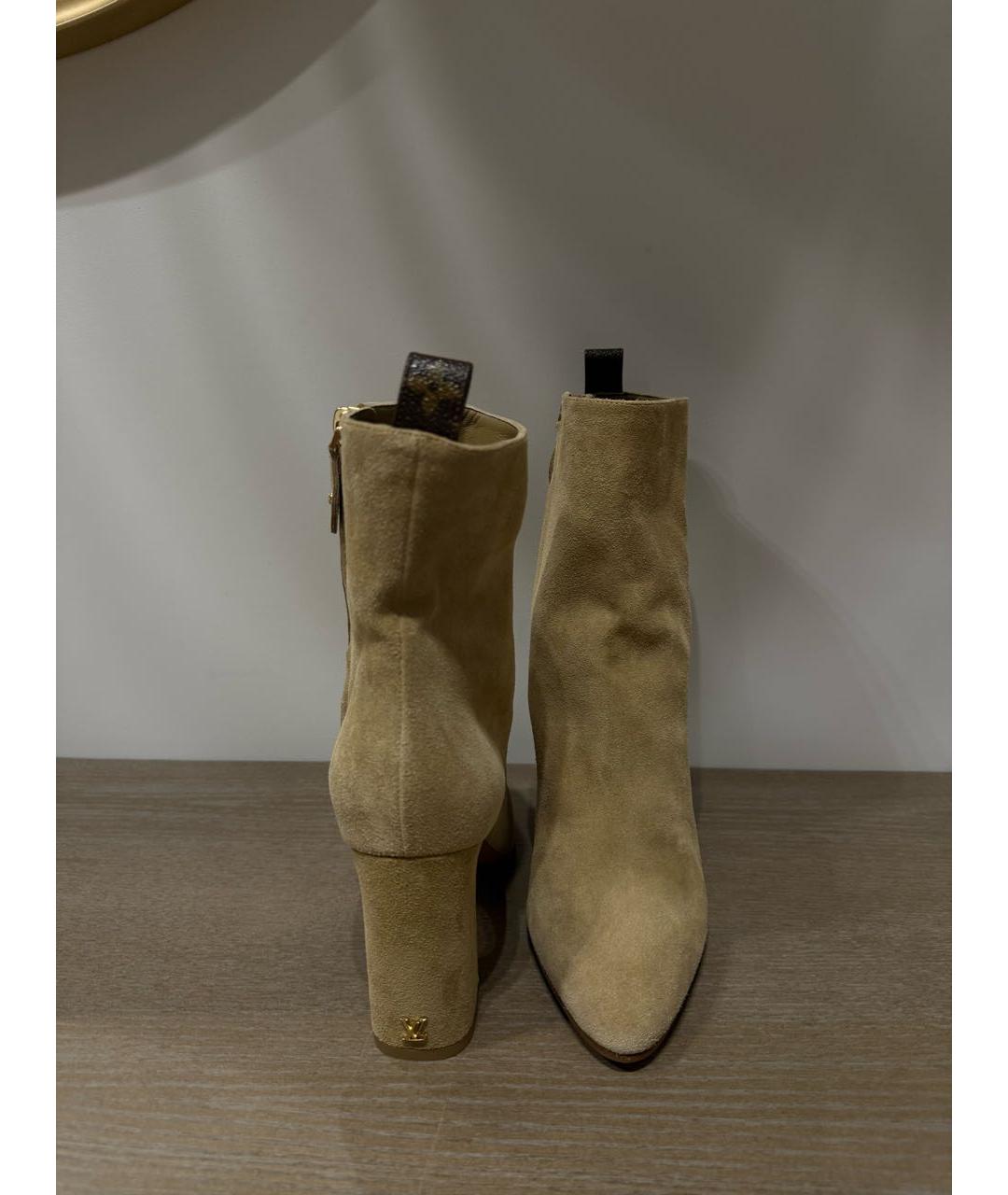 LOUIS VUITTON Бежевые замшевые ботильоны, фото 3