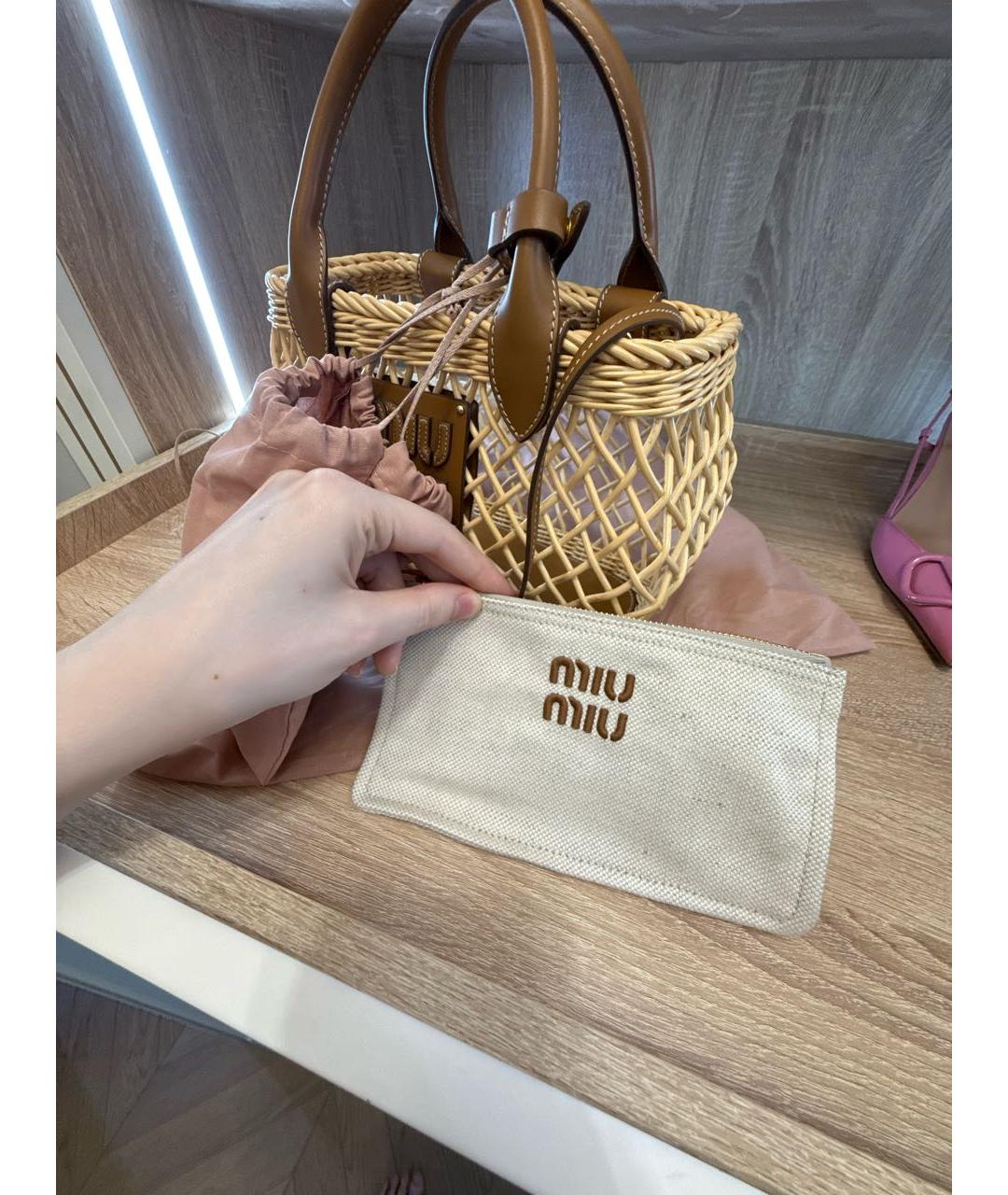 MIU MIU Бежевая пелетеная пляжная сумка, фото 6