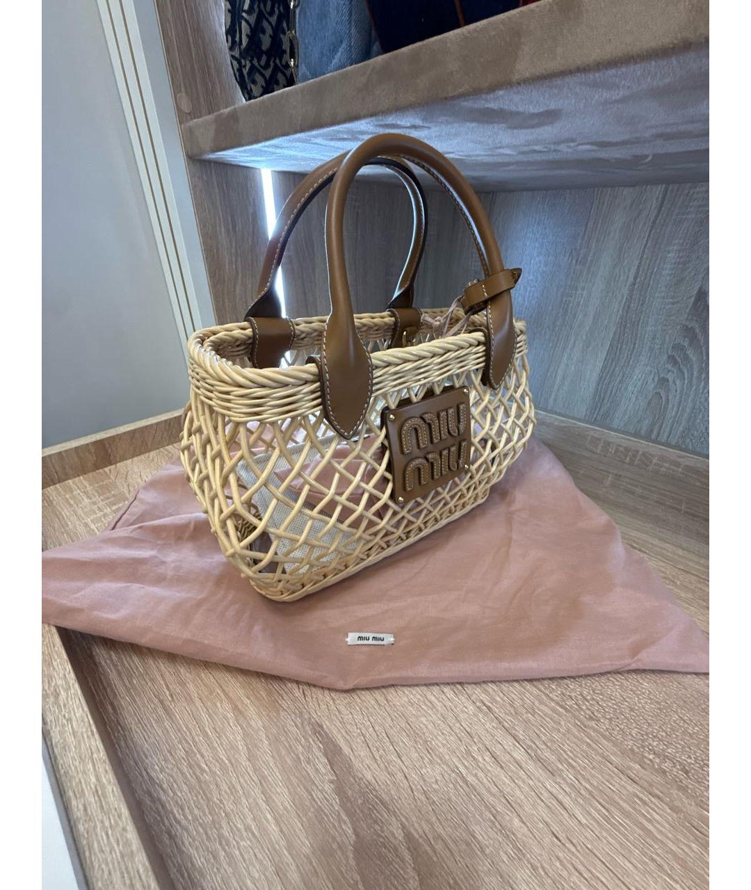 MIU MIU Бежевая пелетеная пляжная сумка, фото 2