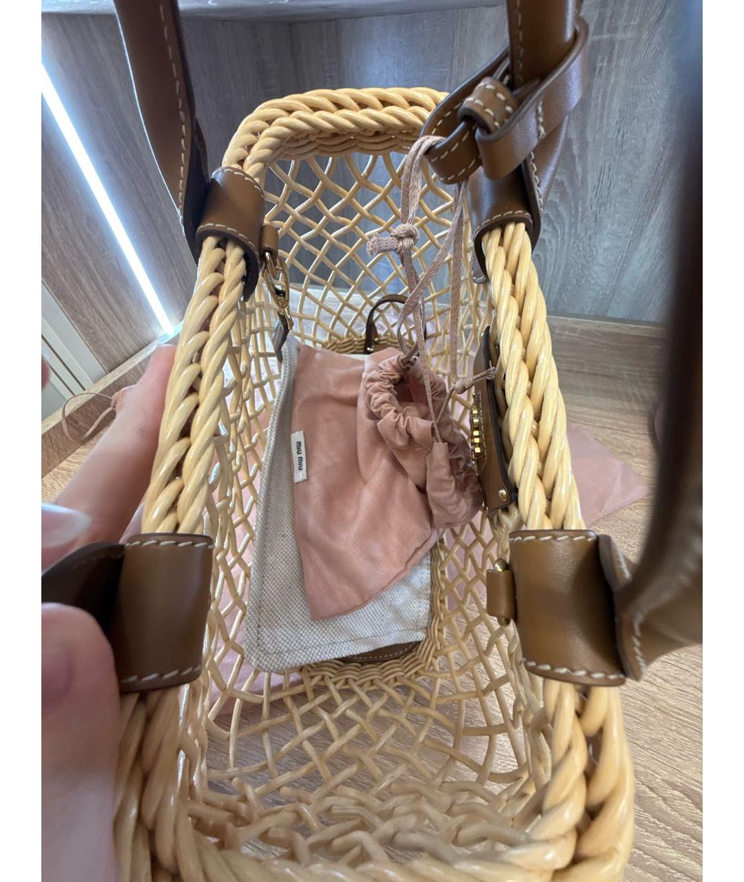 MIU MIU Бежевая пелетеная пляжная сумка, фото 4