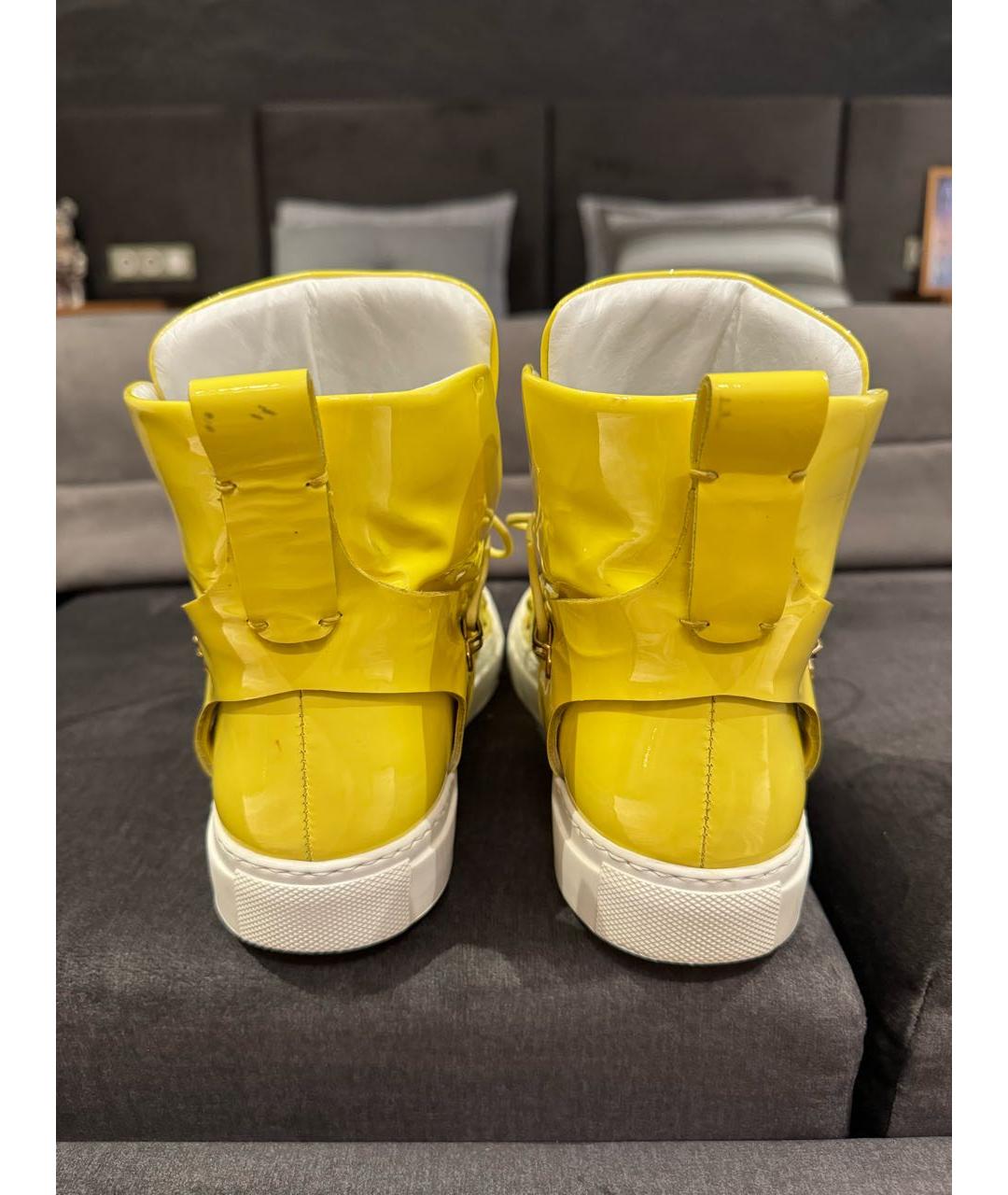 VERSACE Желтые кеды из лакированной кожи, фото 4