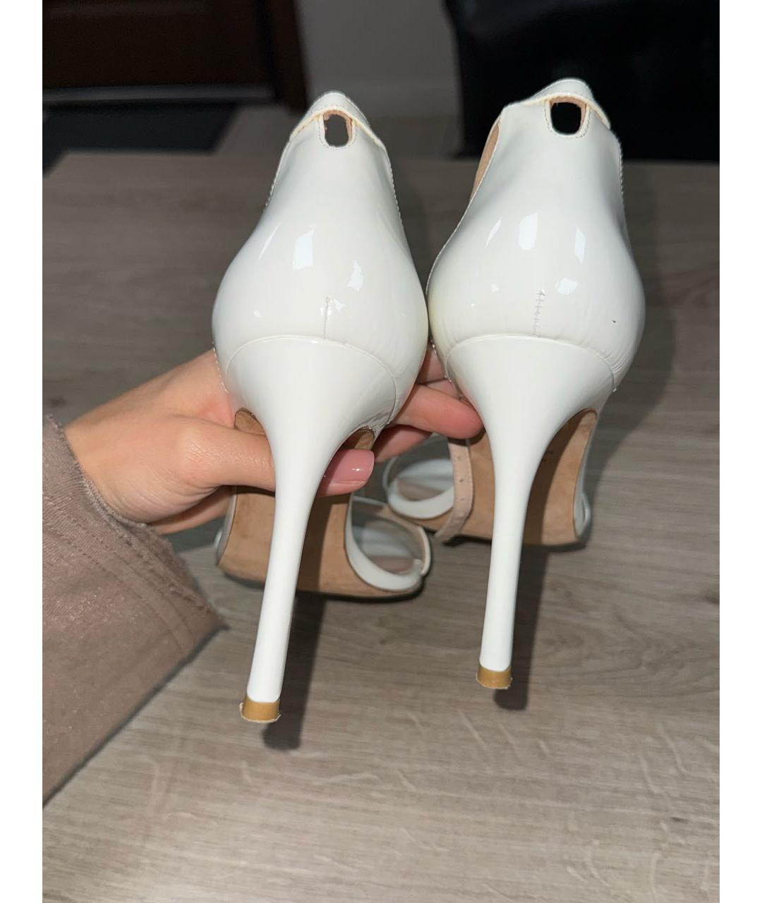 STUART WEITZMAN Белые босоножки из лакированной кожи, фото 4