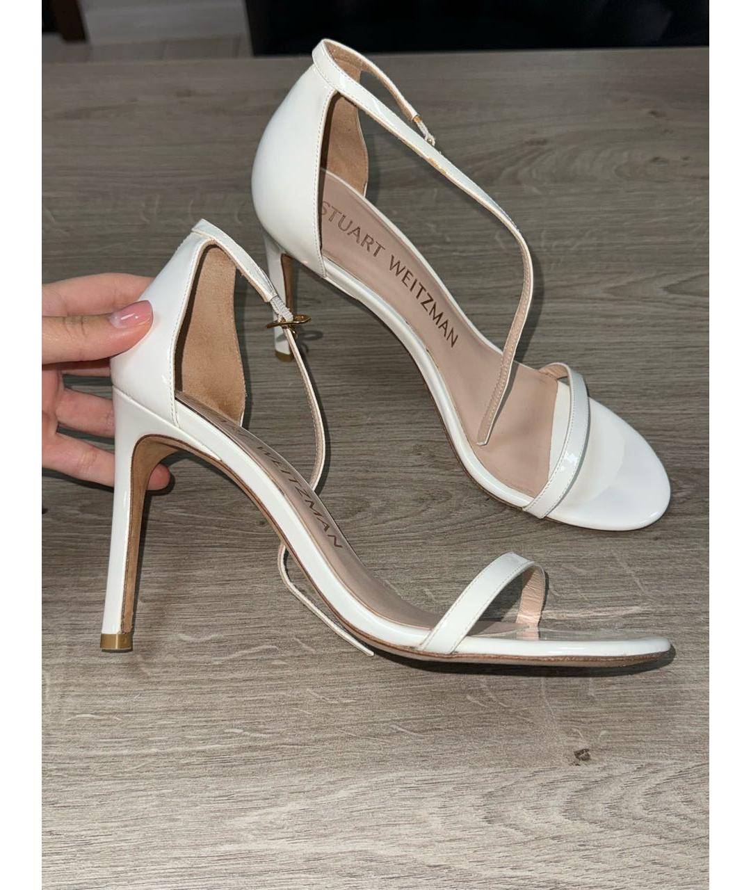 STUART WEITZMAN Белые босоножки из лакированной кожи, фото 3