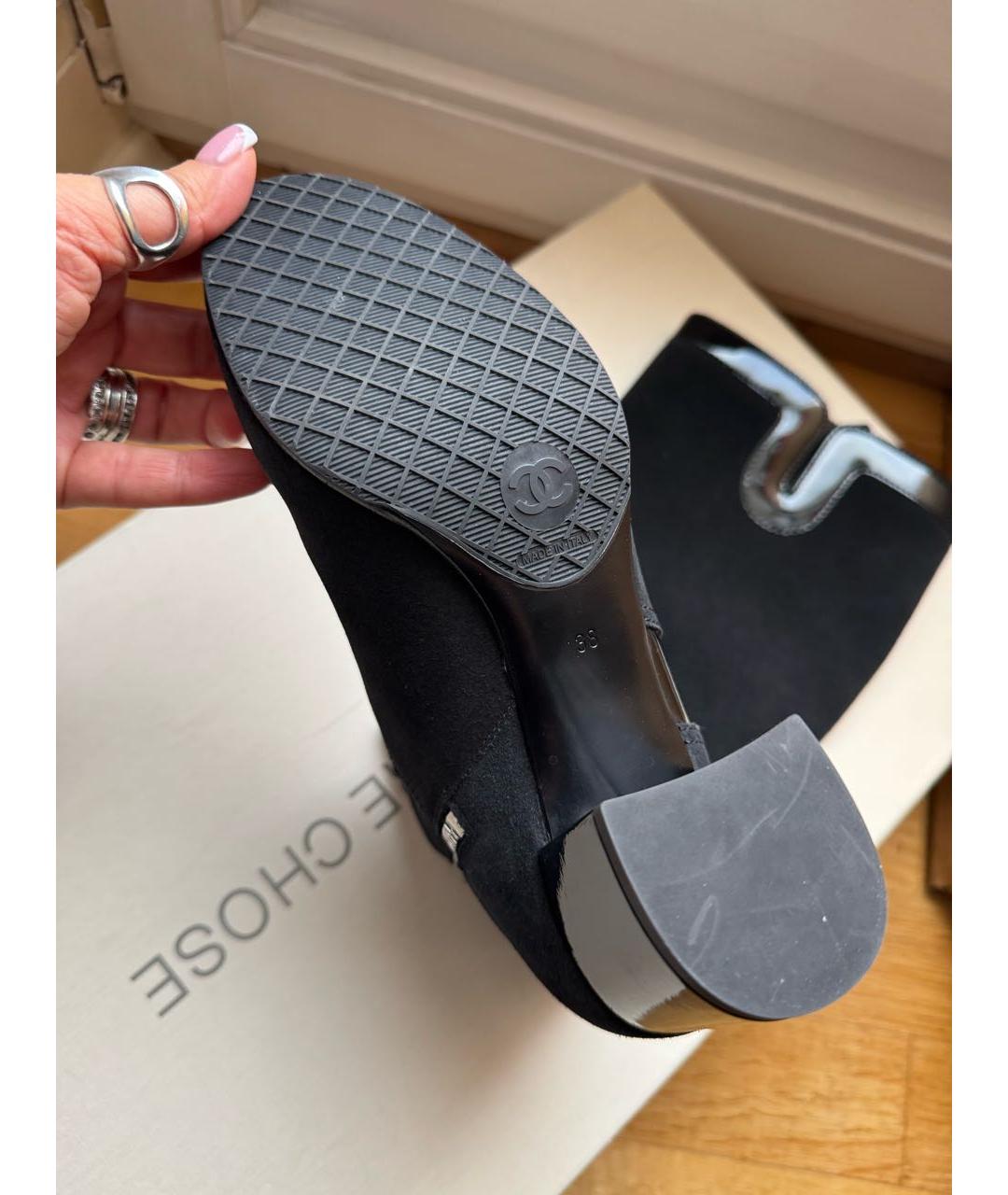 CHANEL Черные замшевые сапоги, фото 5