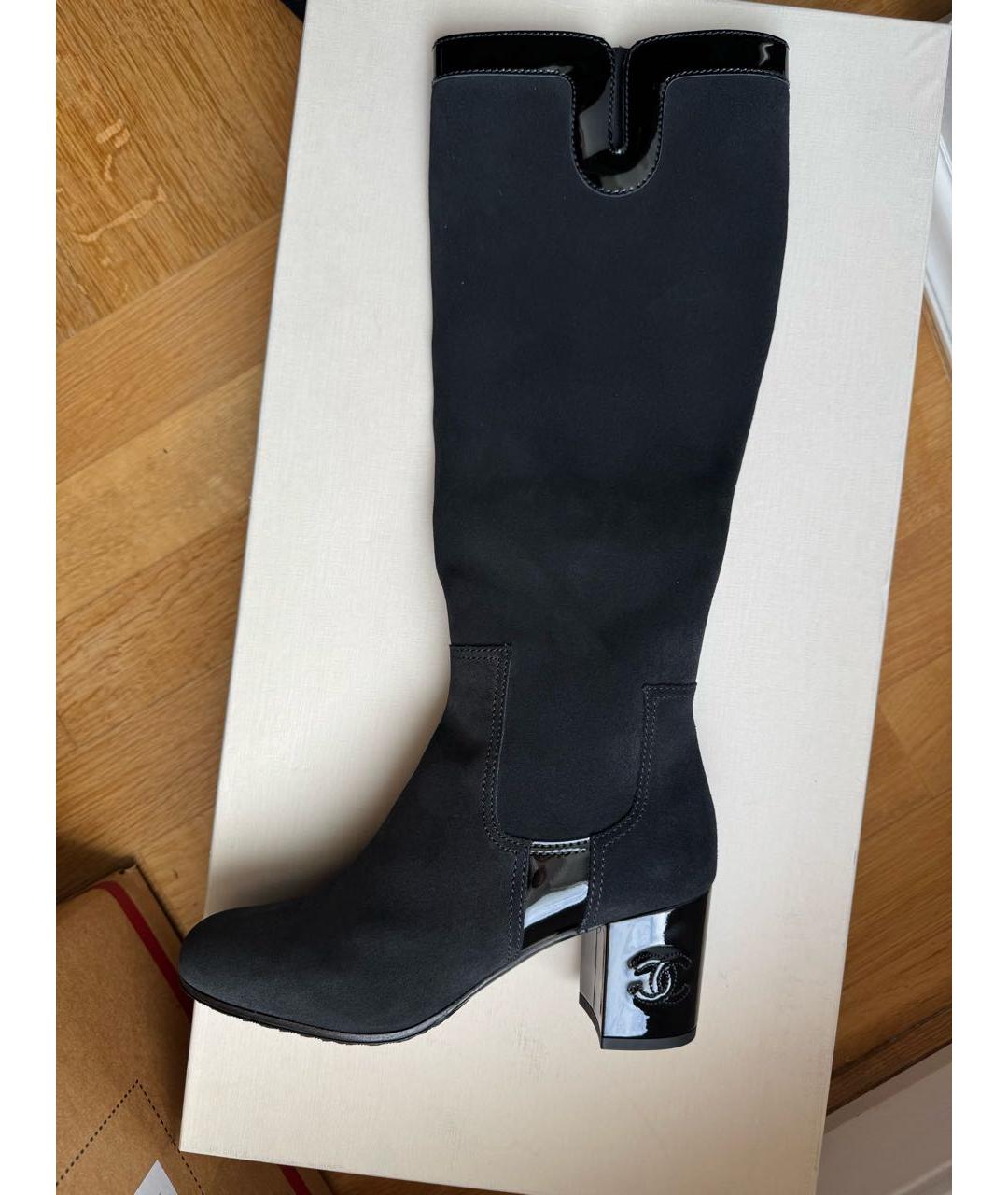 CHANEL Черные замшевые сапоги, фото 7