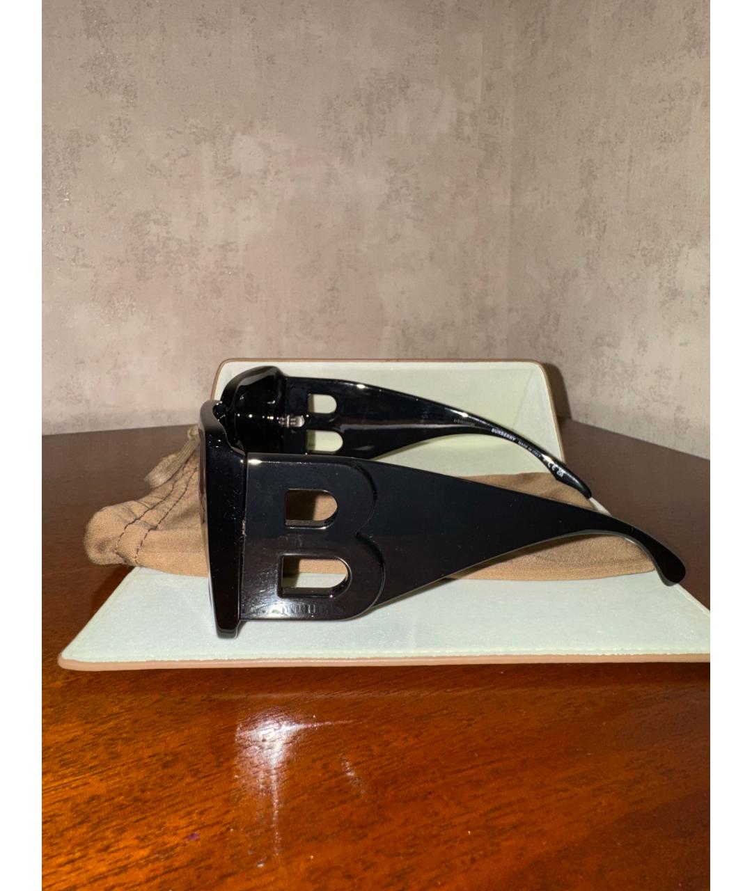 BURBERRY Черные пластиковые солнцезащитные очки, фото 5
