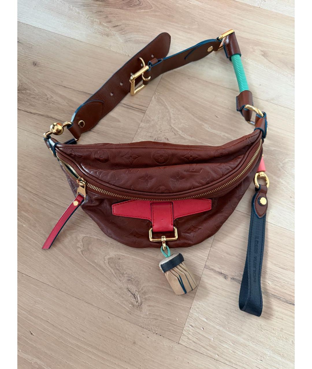 LOUIS VUITTON Коричневая кожаная поясная сумка, фото 5