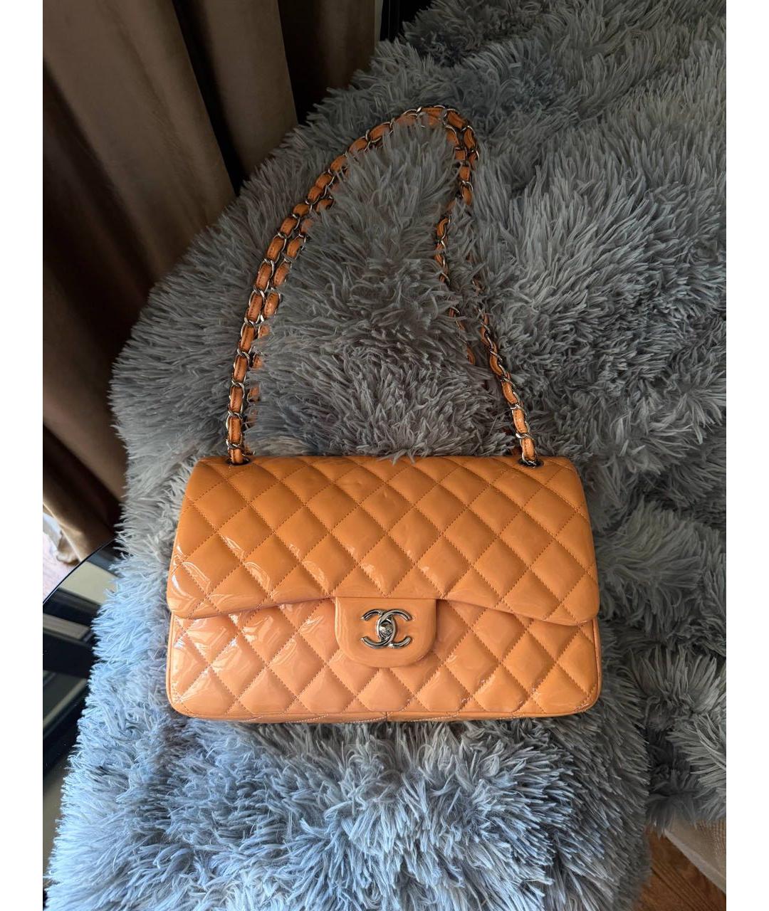 CHANEL Оранжевая сумка с короткими ручками из лакированной кожи, фото 3