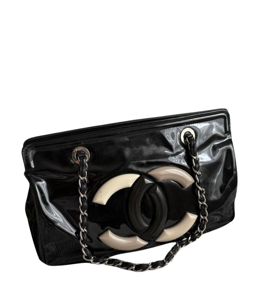 CHANEL Черная сумка через плечо из лакированной кожи, фото 1