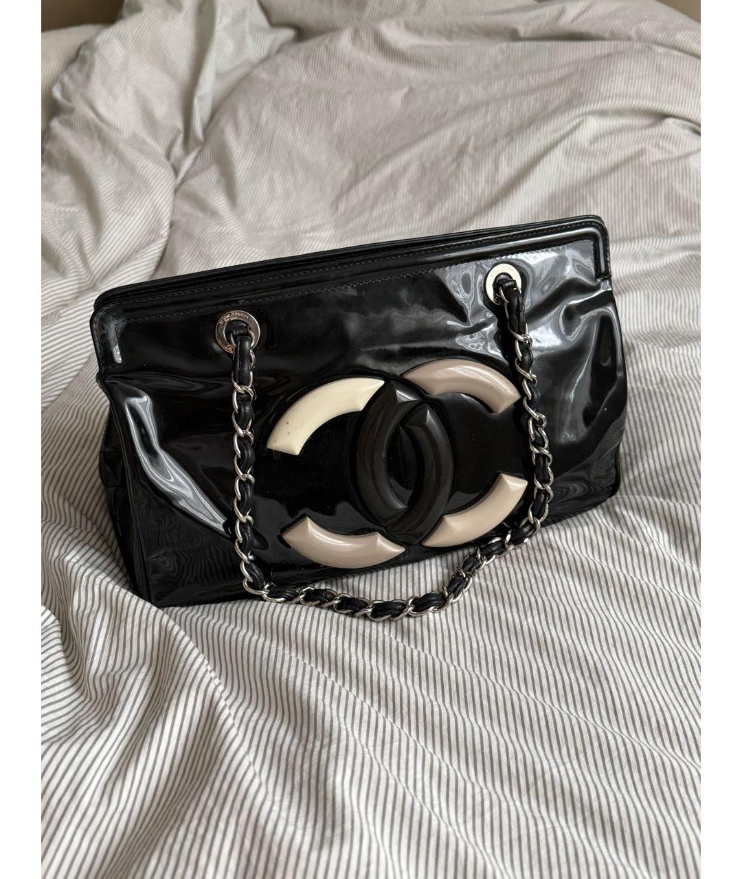 CHANEL Черная сумка через плечо из лакированной кожи, фото 9